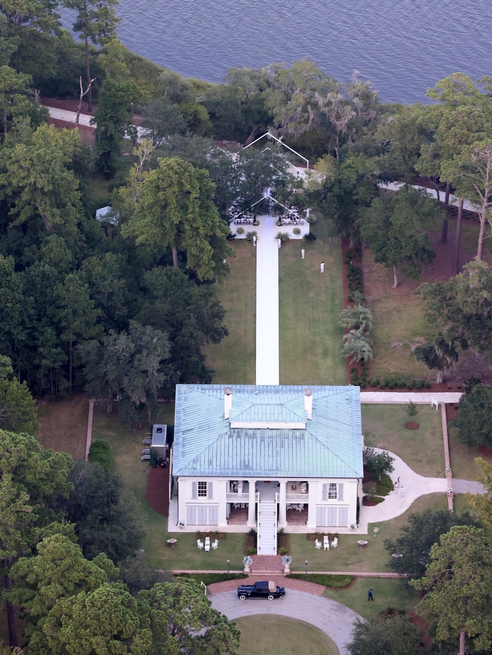 *PREMIUM-EXCLUSIVE* Jennifer Lopez marries Ben Affleck (again!) wearing a stunning white wedding dress with a 20ft train Ariel view of Affleck's Georgia plantation with arch structure for wedding